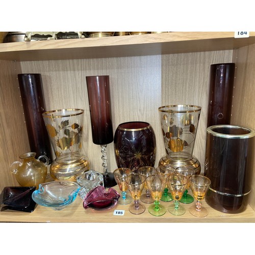 185 - SHELF OF VINTAGE GLASSWARE INCLUDING STAR BURST VASE, GILT LINED DRINKING GLASSES, AND A VINI COOL B... 