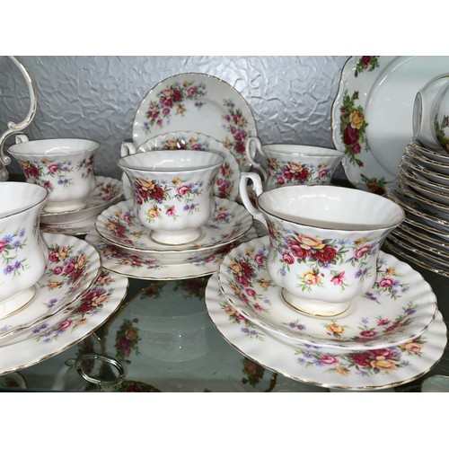 193 - SHELF OF BONE CHINA TABLEWARES INCLUDING ROYAL ALBERT OLD COUNTRY ROSES TEAPOT, RICHMOND PATTERN TEA... 