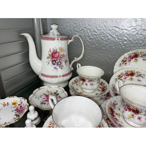 193 - SHELF OF BONE CHINA TABLEWARES INCLUDING ROYAL ALBERT OLD COUNTRY ROSES TEAPOT, RICHMOND PATTERN TEA... 