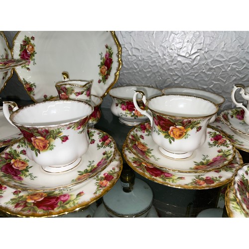 194 - ROYAL ALBERT OLD COUNTRY ROSES BONE CHINA TEA SERVICE AND CAKE STAND