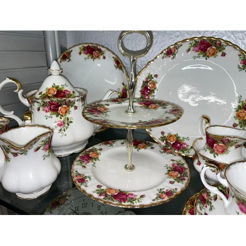 194 - ROYAL ALBERT OLD COUNTRY ROSES BONE CHINA TEA SERVICE AND CAKE STAND