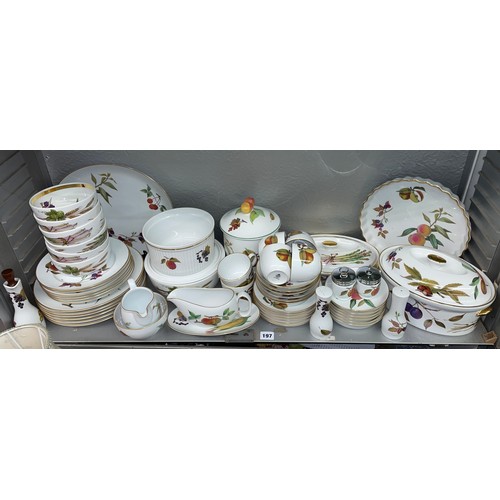 197 - SHELF OF ROYAL WORCESTER EVESHAM PATTERN TEA AND DINNER WARES INCLUDING CASSEROLE DISH, BISCUIT BARR... 