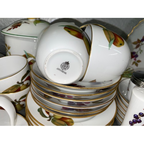 197 - SHELF OF ROYAL WORCESTER EVESHAM PATTERN TEA AND DINNER WARES INCLUDING CASSEROLE DISH, BISCUIT BARR... 