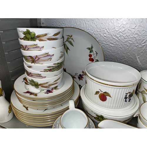 197 - SHELF OF ROYAL WORCESTER EVESHAM PATTERN TEA AND DINNER WARES INCLUDING CASSEROLE DISH, BISCUIT BARR... 