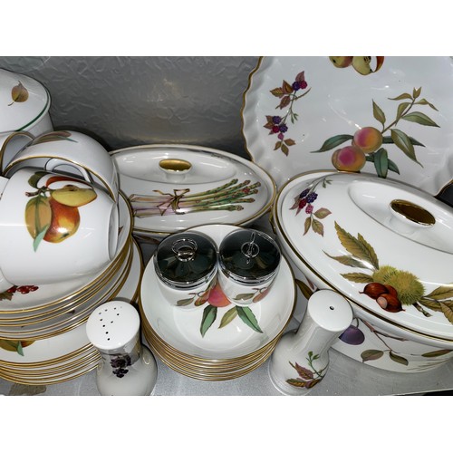 197 - SHELF OF ROYAL WORCESTER EVESHAM PATTERN TEA AND DINNER WARES INCLUDING CASSEROLE DISH, BISCUIT BARR... 