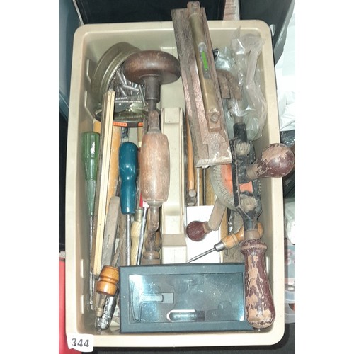 344 - SELECTION OF HAND TOOLS INCLUDING HAMMERS, CHISELS, AND SPIRIT LEVEL