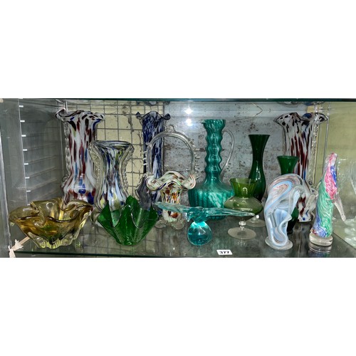 377 - SHELF OF COLOURED GLASSWARE INCLUDING MURANO END OF DAY VASES, FREEFORM SCULPTURE AND MARBLED PENGUI... 