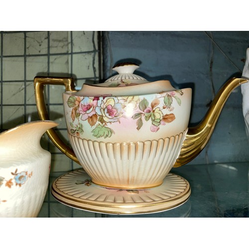 198 - CROWN DEVON BLUSH IVORY QUEEN ANNE TEAPOT ON STAND, LIDDED JUG AND CREAMER