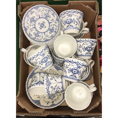 352 - AYNSLEY AND CO IRON STONE COPENHAGEN PATTERN TEA CUPS AND SAUCERS, AND SERVING BOWLS