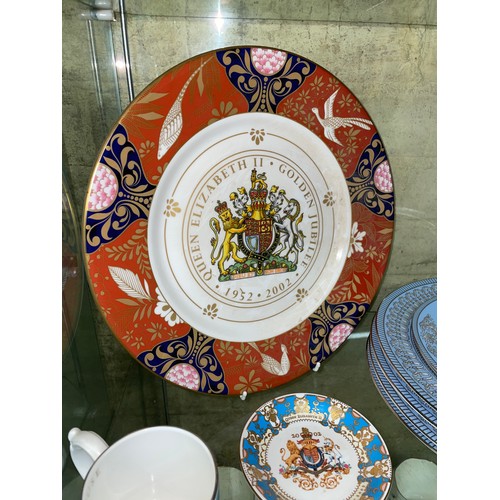 220 - SELECTION OF ROYAL COMMEMORATIVE WARES INCLUDING ROYAL WORCESTER GOLDEN JUBILEE PLATES, LTD EDITION ... 