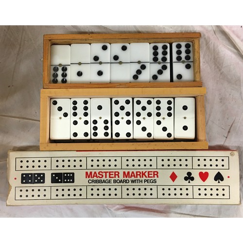 359 - BOX CONTAINING DOMINOS, CRIBBAGE BOARD AND DRAFTS