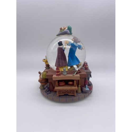 283 - DISNEY SNOW WHITE AND SEVEN DWARFS SNOW GLOBE