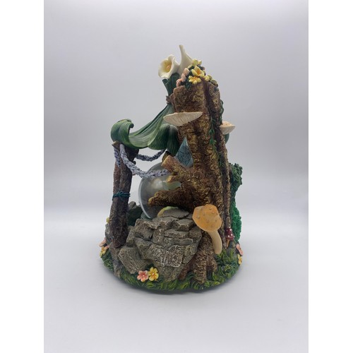 292 - DISNEY TINKERBELL FAIRIES TREE HOUSE SNOW GLOBE