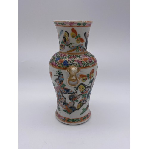 520 - SMALL FAMILLE ROSE BALUSTER VASE DECORATED WITH BUTTERFLIES 14CM H