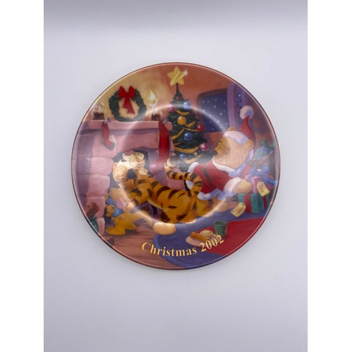 264 - DISNEY VILLAINS EASEL BACK PHOTO FRAME AND THREE CARTOON CLASSICS PLATES