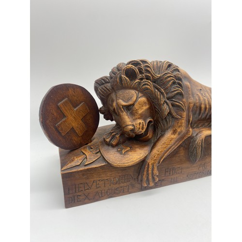 461 - CARVED WOODEN SCULPTURE OF THE LION OF LUCERNE MONUMENT WITH ACCOMPANYING BOOKLET 36CM W