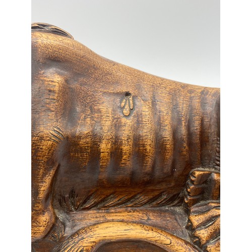 461 - CARVED WOODEN SCULPTURE OF THE LION OF LUCERNE MONUMENT WITH ACCOMPANYING BOOKLET 36CM W