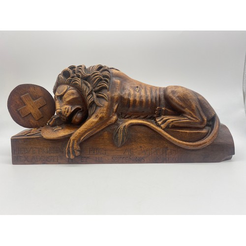 461 - CARVED WOODEN SCULPTURE OF THE LION OF LUCERNE MONUMENT WITH ACCOMPANYING BOOKLET 36CM W