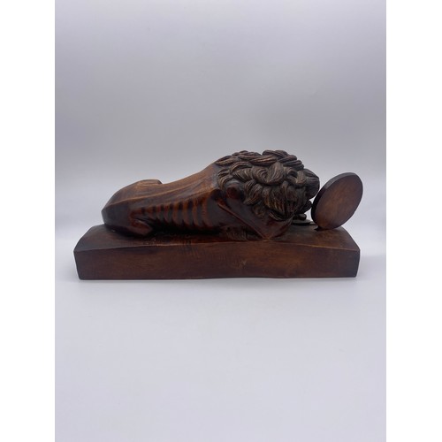 461 - CARVED WOODEN SCULPTURE OF THE LION OF LUCERNE MONUMENT WITH ACCOMPANYING BOOKLET 36CM W