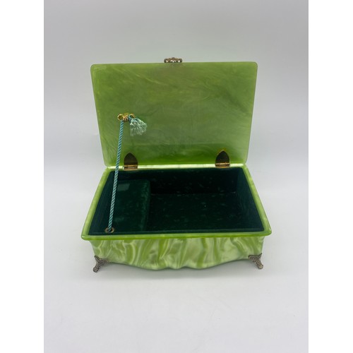 472 - VINTAGE GREEN MARBLED ACRYLIC JEWELLERY CASKET, SET OF THREE BIRMITE NAPKIN RINGS AND A CARVED CELLU... 