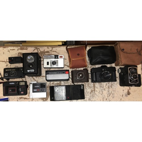 488 - TRAY OF CAMERAS AND RELATEDITEMS INCLUDING KODAK BROWNIE, ENSIGN, FUL-VUE, AND KODAK INSTAMATIC