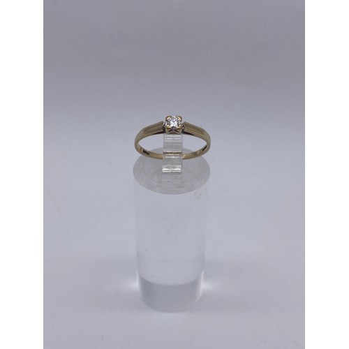 572 - 9CT GOLD AND CZ RING SIZE M 1.1G APPROX