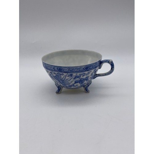 566 - CHINESE BLUE AND WHITE TRANSFER PRINTED BRUSH POT, TRIPOD TEACUP, TWO CARVED MONK FIGURES AND A TWIN... 