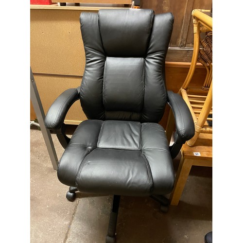 102 - GOOD QUALITY BLACK EXECUTIVE STYLE SWIVEL OFFICE CHAIR