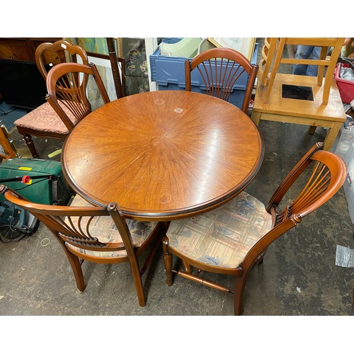 31 - CHERRY WOOD PEDESTAL CIRCULAR DINING TABLE AND FOUR SPINDLE BACK CHAIRS