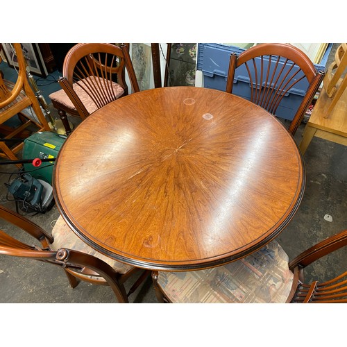 31 - CHERRY WOOD PEDESTAL CIRCULAR DINING TABLE AND FOUR SPINDLE BACK CHAIRS