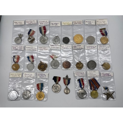 477 - PERSPEX TRAY OF COMMEMORATIVE MEDALLIONS AND ROYALTY RELATED MEDALLIONS WITH RIBBONS