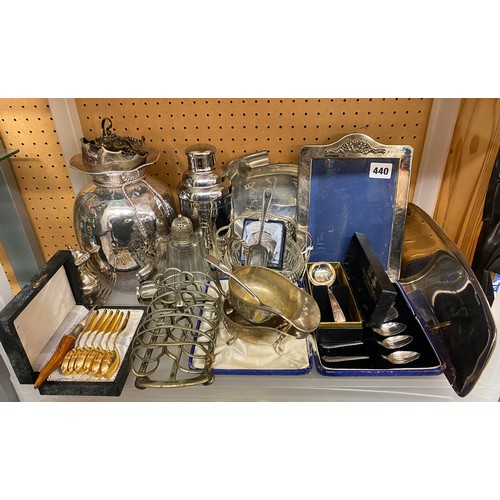 440 - SHELF OF EPNS INC. COCKTAIL SHAKER, SAUCE BOATS, PRESENTATION TRAY, TOAST RACK AND FLATWARE