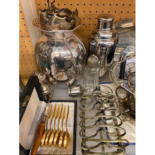 440 - SHELF OF EPNS INC. COCKTAIL SHAKER, SAUCE BOATS, PRESENTATION TRAY, TOAST RACK AND FLATWARE