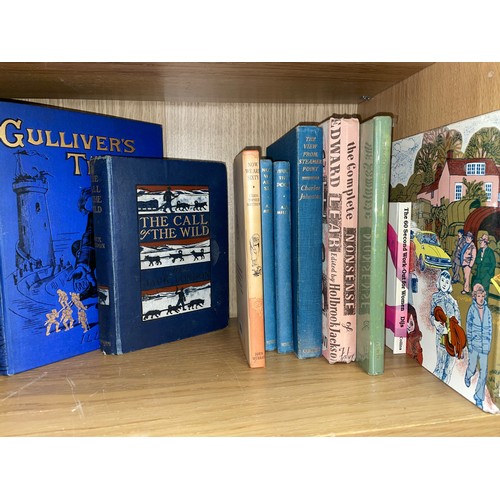 516 - SHELF OF CHILDRENS BOOKS BY AA MILNE AND OTHERS INCLUDING PICTORIAL BINDINGS, CALL OF THE WILD, WHIT... 