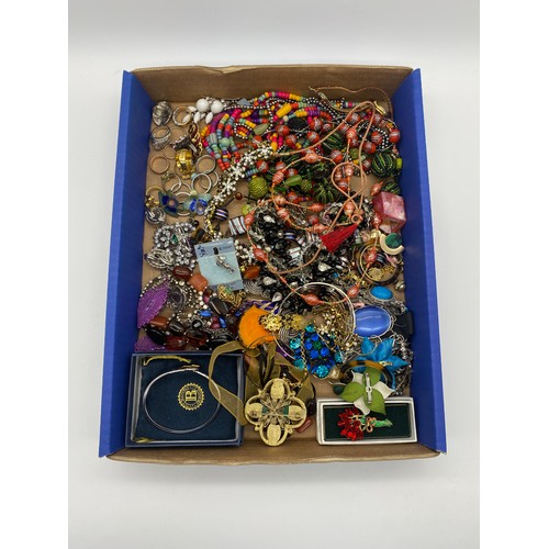 459 - TRAY OF ASSORTED COSTUME JEWELLERY INC. DECORATIVE BEAD NECKLACES, HEART BANGLE, BROOCHES AND DRESS ... 