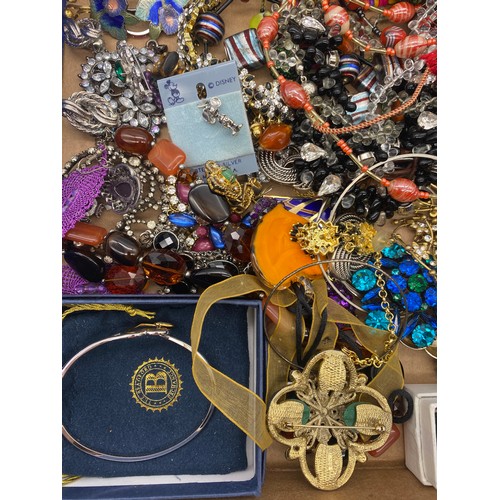 459 - TRAY OF ASSORTED COSTUME JEWELLERY INC. DECORATIVE BEAD NECKLACES, HEART BANGLE, BROOCHES AND DRESS ... 