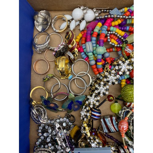 459 - TRAY OF ASSORTED COSTUME JEWELLERY INC. DECORATIVE BEAD NECKLACES, HEART BANGLE, BROOCHES AND DRESS ... 