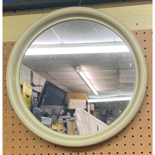 472A - CREAM COLOURED CRAYONNE STYLE CIRCULAR WALL MIRROR