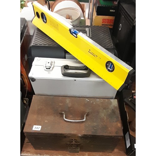 342 - TILE MATE SPIRIT LEVEL, CURVER TOOL BOX STOOL, HARDCASE, AND METAL TIN OF VARIOUS TOOLS