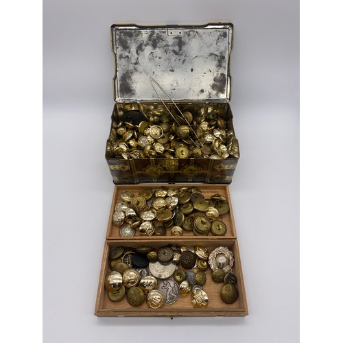 475 - TIN AND WOODEN BOX OF VARIOUS HORSES AND MILITARY TUNIC BUTTONS, SOME MEDALLIONS AND COINS