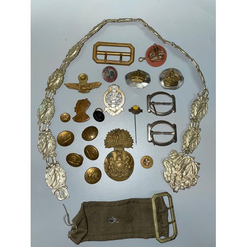 414 - TRAY OF MILITARY TUNIC AND CAP BUTTONS AND LAPEL BADGES, DECORATIVE BELT