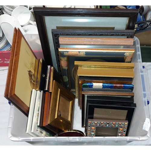 252 - PICTURE FRAMES AND PRINTS