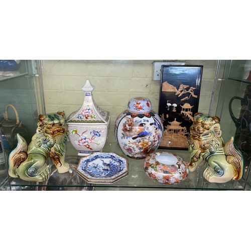 316 - SHELF OF REPRODUCTION ORIENTAL CERAMICS INC TEMPLE JAR, FOO DOGS, AND CORK DIORAMA