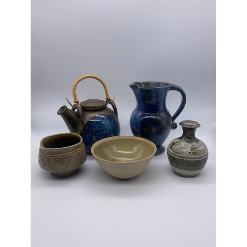 217 - SELECTION OF SEAL MARKED STUDIO POTTERY INC. LEACH, PHIL ROGERS (1951-2020), KOLONYAMA, DIANA WORTHY... 