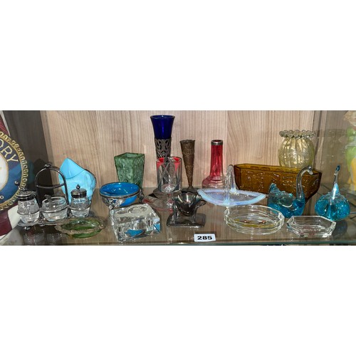 285 - SHELF OF MAINLY COLOURED GLASSWARES INCLUDING MALACHITE SLAG AND VASELINE GLASSWARE