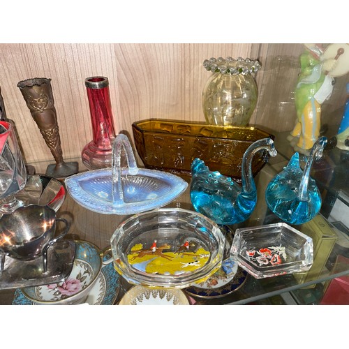 285 - SHELF OF MAINLY COLOURED GLASSWARES INCLUDING MALACHITE SLAG AND VASELINE GLASSWARE