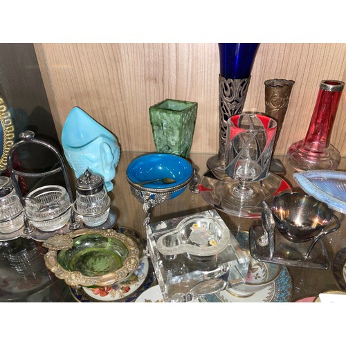 285 - SHELF OF MAINLY COLOURED GLASSWARES INCLUDING MALACHITE SLAG AND VASELINE GLASSWARE