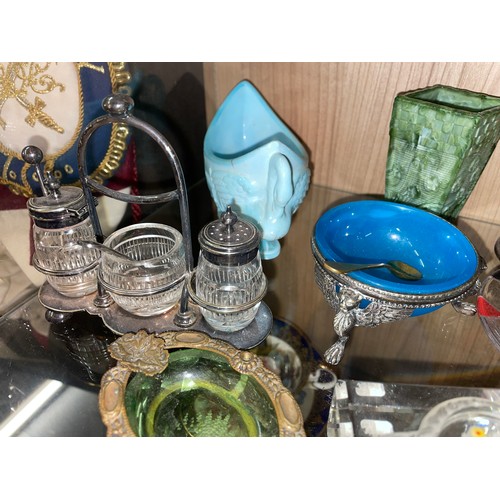 285 - SHELF OF MAINLY COLOURED GLASSWARES INCLUDING MALACHITE SLAG AND VASELINE GLASSWARE