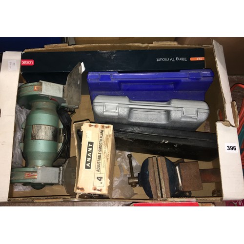 396 - CARTON - BENCH VICE, KINSO DOUBLE BENCH GRINDER, SMOOTH PLANE, PIR LIGHT AND OTHER TOOLS