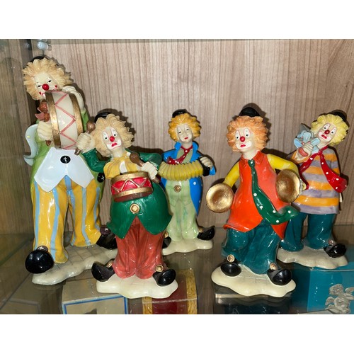 281 - FIVE PIECE RESIN CLOWN MUSICAL BAND